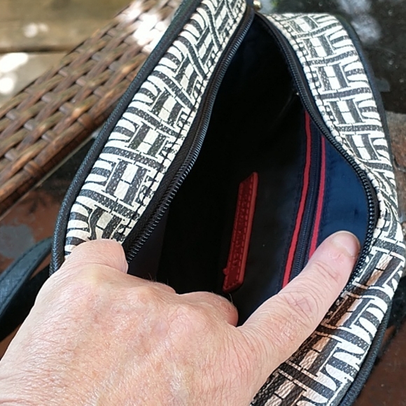 Tommy Hilfiger Crossbody Monogram Bag - Picture 5 of 10